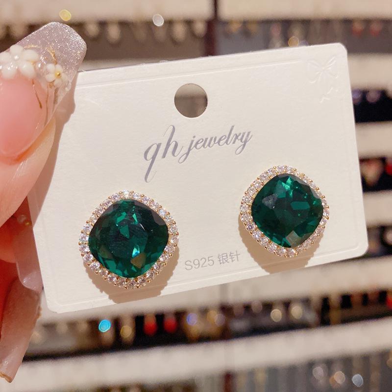 Новые летние серьги с зелеными кристаллами — стильный, уникальный, простой дизайн
Новые летние серьги с зелеными кристаллами — стильный, уникальный, простой дизайн