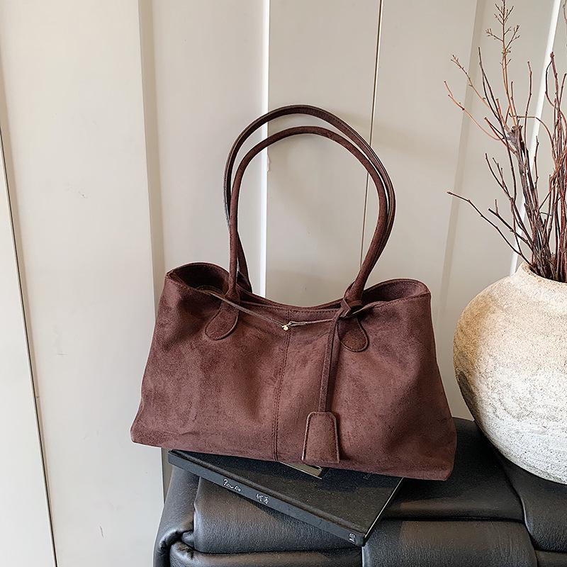 Трендовая замшевая сумка-багет большой вместимости для женщин - Модная, универсальная и повседневная сумка через плечо кофейный
Трендовая замшевая сумка-багет большой вместимости для женщин - Модная, универсальная и повседневная сумка через плечо кофейный