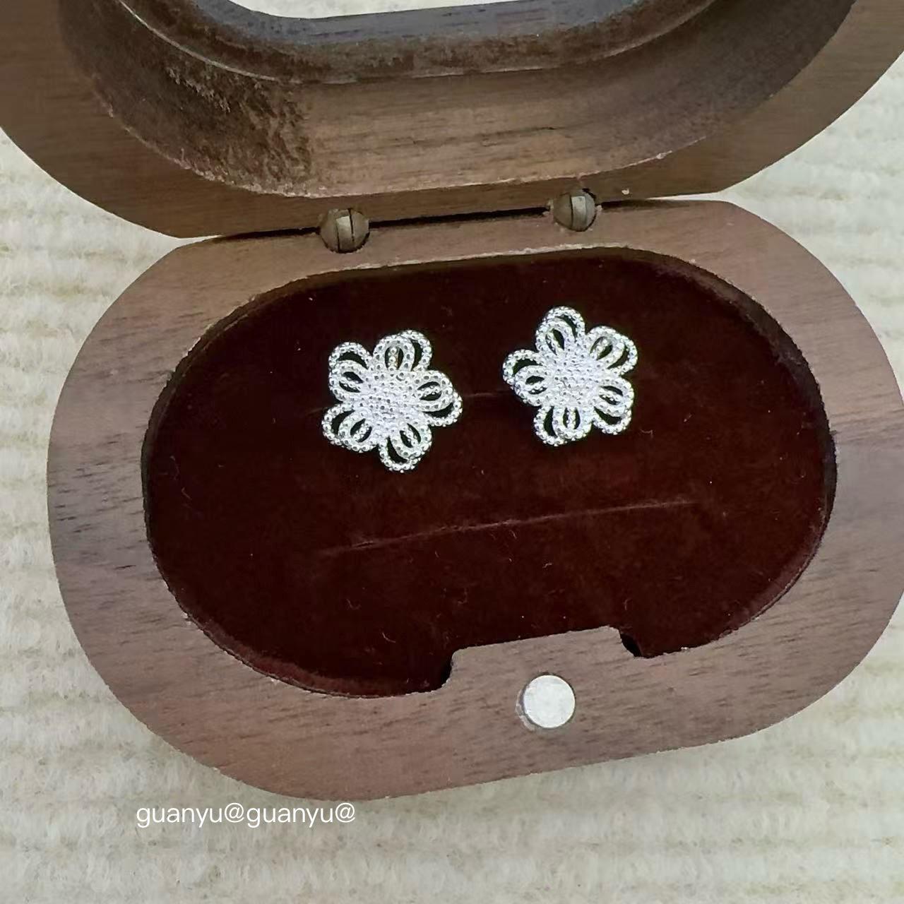 Exquisite Silver Flower Stud Earrings - Light Luxury Style for Women
Exquisite Silver Flower Stud Earrings - Light Luxury Style for Women