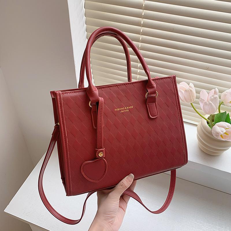 Simple and large-capacity diamond 2025 new early autumn retro casual solid color shoulder portable small square bag
Simple and large-capacity diamond 2025 new early autumn retro casual solid color shoulder portable small square bag