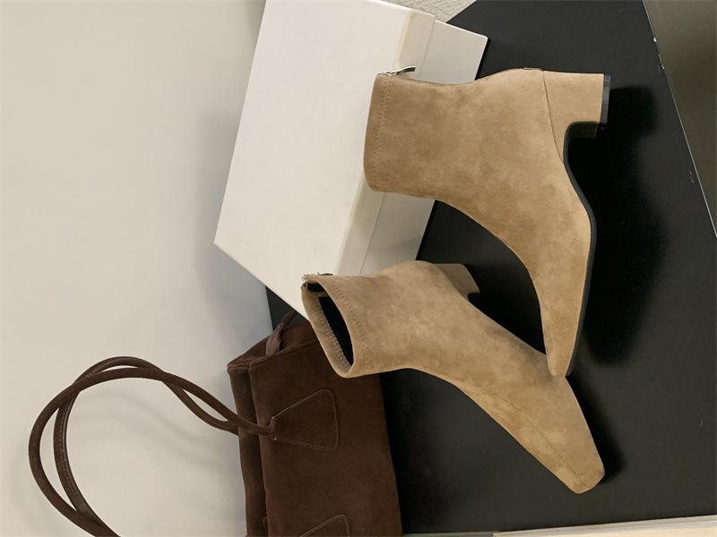 Retro thick-heeled short boots for women in autumn and winter 2025, new square head suede rear zipper small ankle boots, elastic and thin boots 39
Retro thick-heeled short boots for women in autumn and winter 2025, new square head suede rear zipper small ankle boots, elastic and thin boots 39