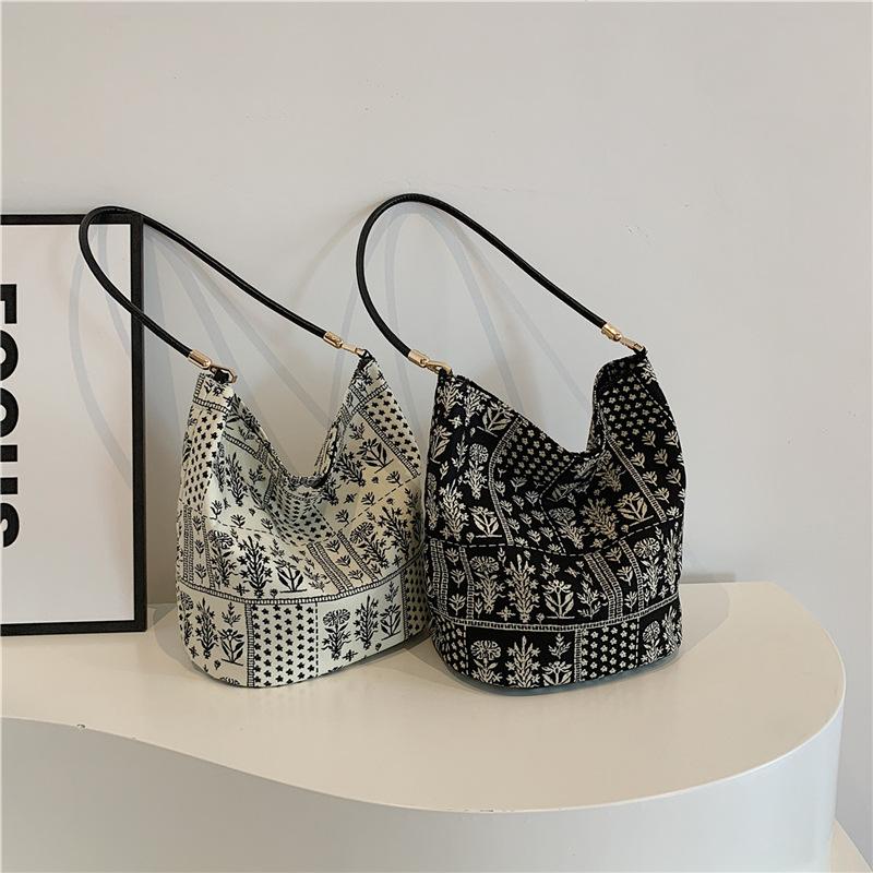 2025 New Fashion Handbag Women s Trend Personality New Chinese Printed Bucket Bag Large Capacity Casual Shoulder Bag
2025 New Fashion Handbag Women s Trend Personality New Chinese Printed Bucket Bag Large Capacity Casual Shoulder Bag