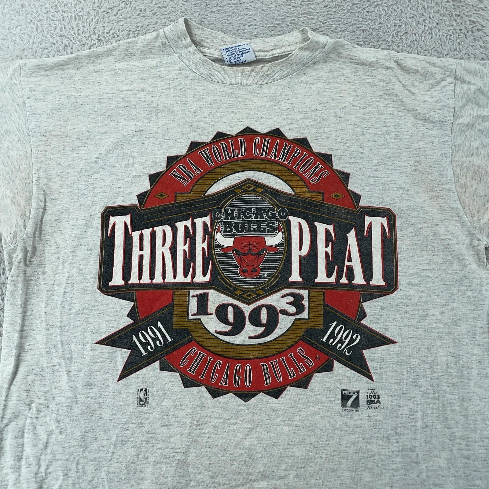 Vintage 1993 Chicago Bulls NBA Finals T-Shirt XL Gray Basketball Three Peat 90s 4XL
Vintage 1993 Chicago Bulls NBA Finals T-Shirt XL Gray Basketball Three Peat 90s 4XL