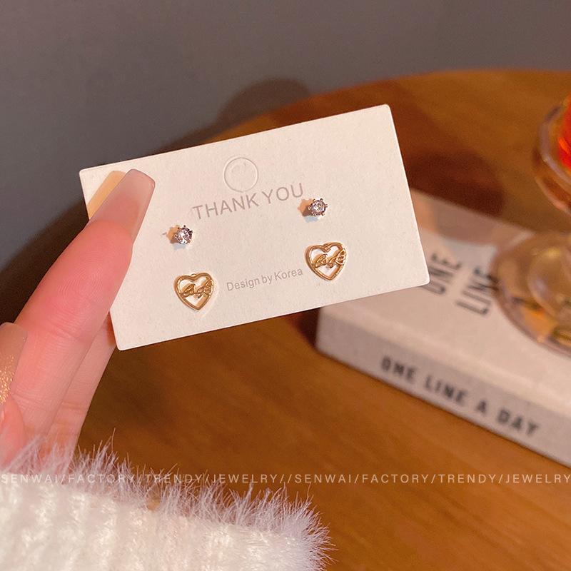 Korean simple, small and exquisite zircon set, stud earrings, female sweet and versatile temperament, peach heart earrings, ear jewelry.
Korean simple, small and exquisite zircon set, stud earrings, female sweet and versatile temperament, peach heart earrings, ear jewelry.