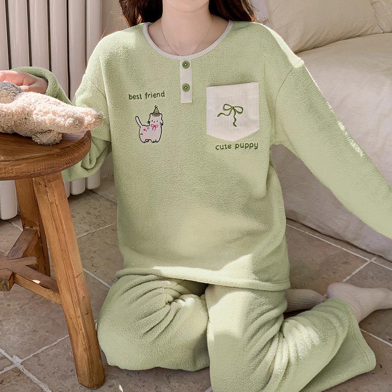 Coral fleece pajamas women s winter thickened flannel loungewear fruit fleece set can be worn outside in stock XL
Coral fleece pajamas women s winter thickened flannel loungewear fruit fleece set can be worn outside in stock XL