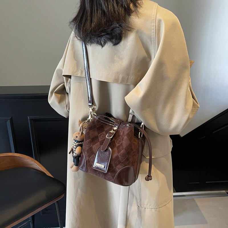 2025 новый модный тренд женская сумка-ведро сумка через плечо изысканная косая маленькая сумка большая вместимость 18*11*17 темно-коричневого
2025 новый модный тренд женская сумка-ведро сумка через плечо изысканная косая маленькая сумка большая вместимость 18*11*17 темно-коричневого