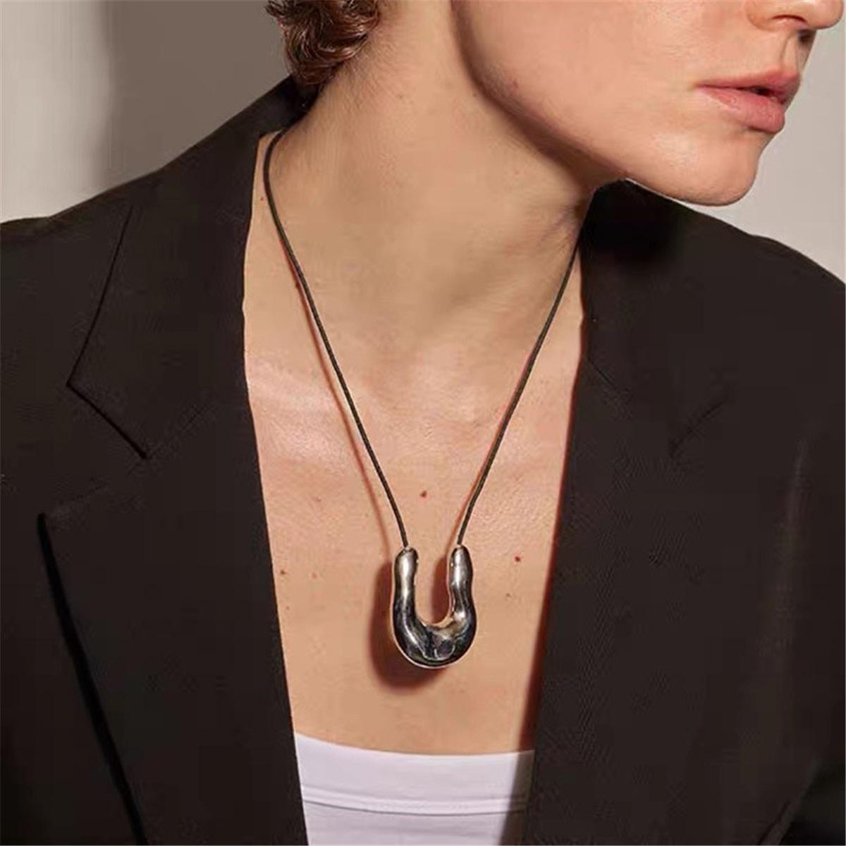 Tooxika Niche Personality Metal U-shaped Glossy Horseshoe Irregular Pendant Necklace Simple Luxury Collarbone Chain золотой
Tooxika Niche Personality Metal U-shaped Glossy Horseshoe Irregular Pendant Necklace Simple Luxury Collarbone Chain золотой