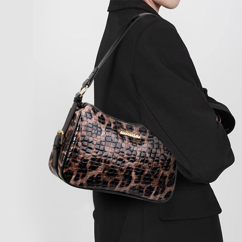 New Summer Solid Color Crossbody Shoulder Bag Fashionable Retro and Fashionable Crocodile Pattern Small Square Bag
New Summer Solid Color Crossbody Shoulder Bag Fashionable Retro and Fashionable Crocodile Pattern Small Square Bag