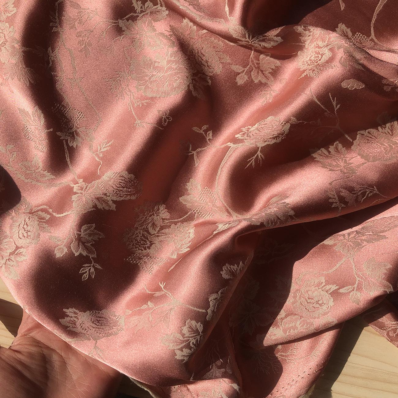 Дуньхуанский шелк жаккардовый двухцветный имитация ципао ханьфу ткань
Дуньхуанский шелк жаккардовый двухцветный имитация ципао ханьфу ткань