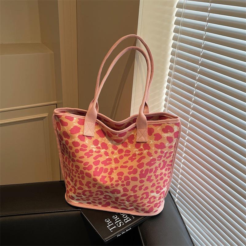 Leopard print bag women s new popular fashion niche portable shoulder tote bag commuter bucket bag рожевий
Leopard print bag women s new popular fashion niche portable shoulder tote bag commuter bucket bag рожевий