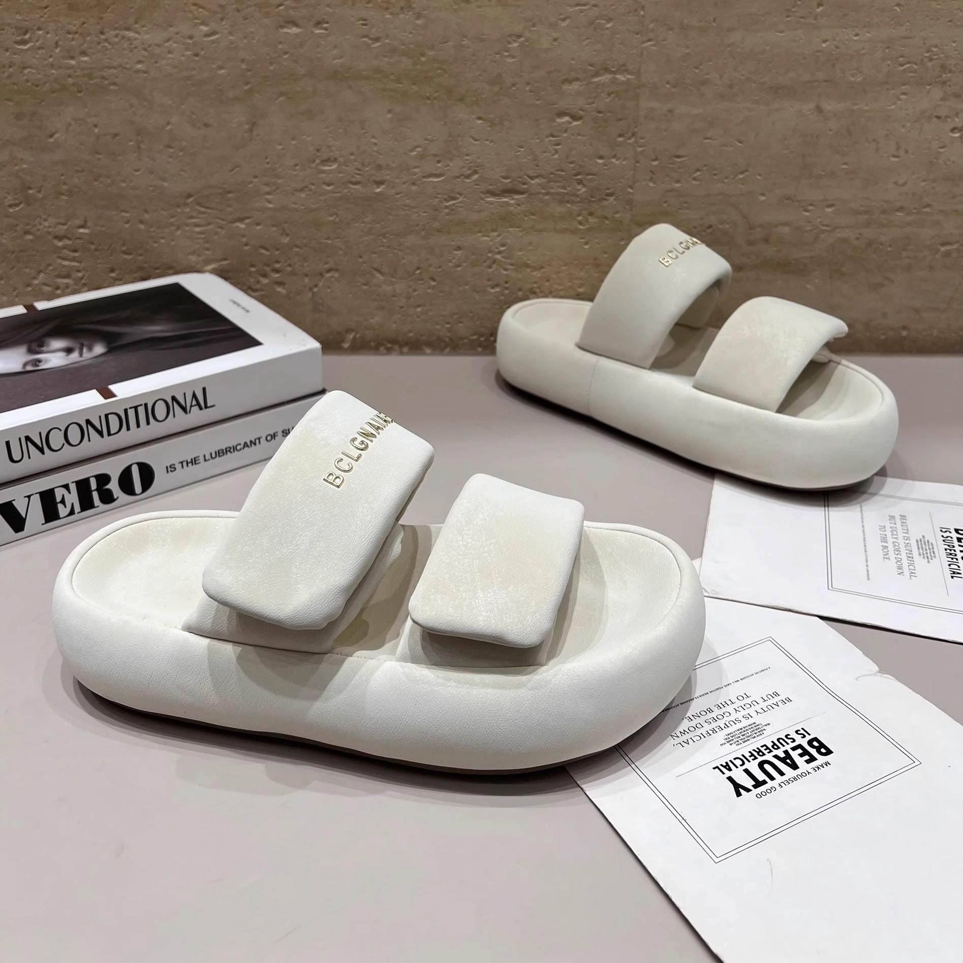 Leather thick-soled one-word slippers for women to wear 2025 summer stepping on shit bread cool slippers Velcro casual women s shoes 35
Leather thick-soled one-word slippers for women to wear 2025 summer stepping on shit bread cool slippers Velcro casual women s shoes 35