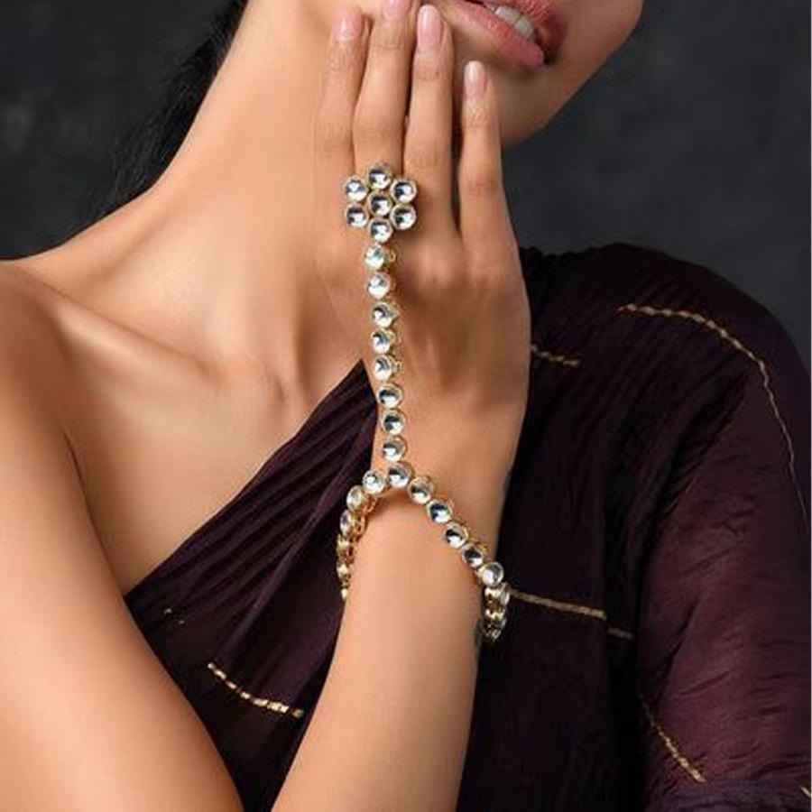 Exquisite Rhinestone Finger Bracelet & Ring: Minimalist Women s Hand Chain Jewelry серебряный
Exquisite Rhinestone Finger Bracelet & Ring: Minimalist Women s Hand Chain Jewelry серебряный