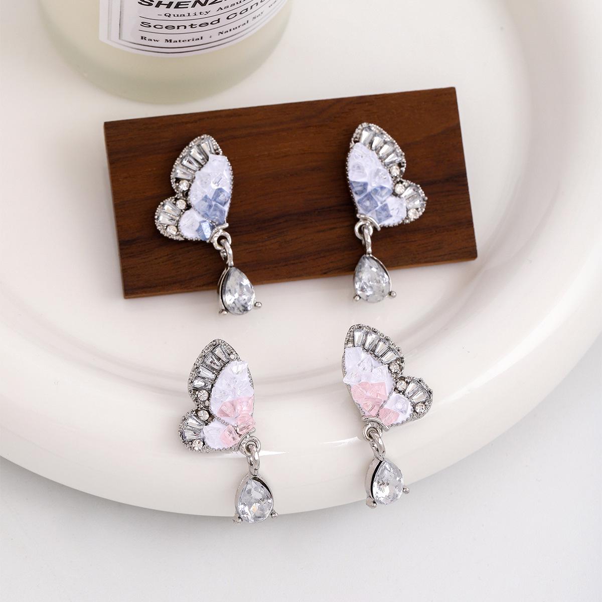 Exquisite Diamond Butterfly & Teardrop Earrings: Silver Needle Luxury Summer Collection
Exquisite Diamond Butterfly & Teardrop Earrings: Silver Needle Luxury Summer Collection
