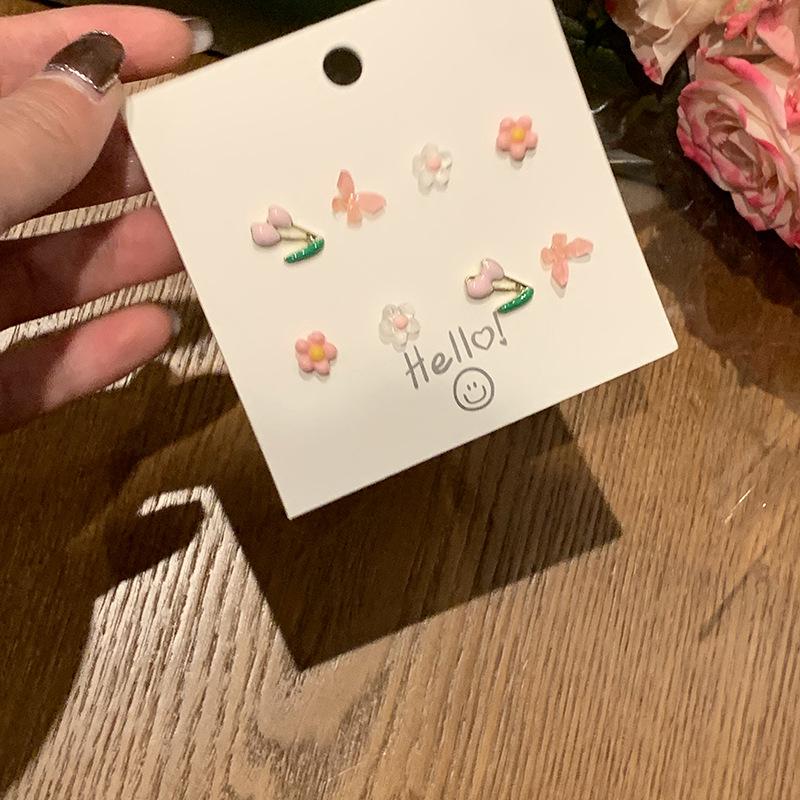 Элегантный трендовый набор серег-пусет 2022: Маленький, изысканный дизайн для инфлюенсеров.
Элегантный трендовый набор серег-пусет 2022: Маленький, изысканный дизайн для инфлюенсеров.