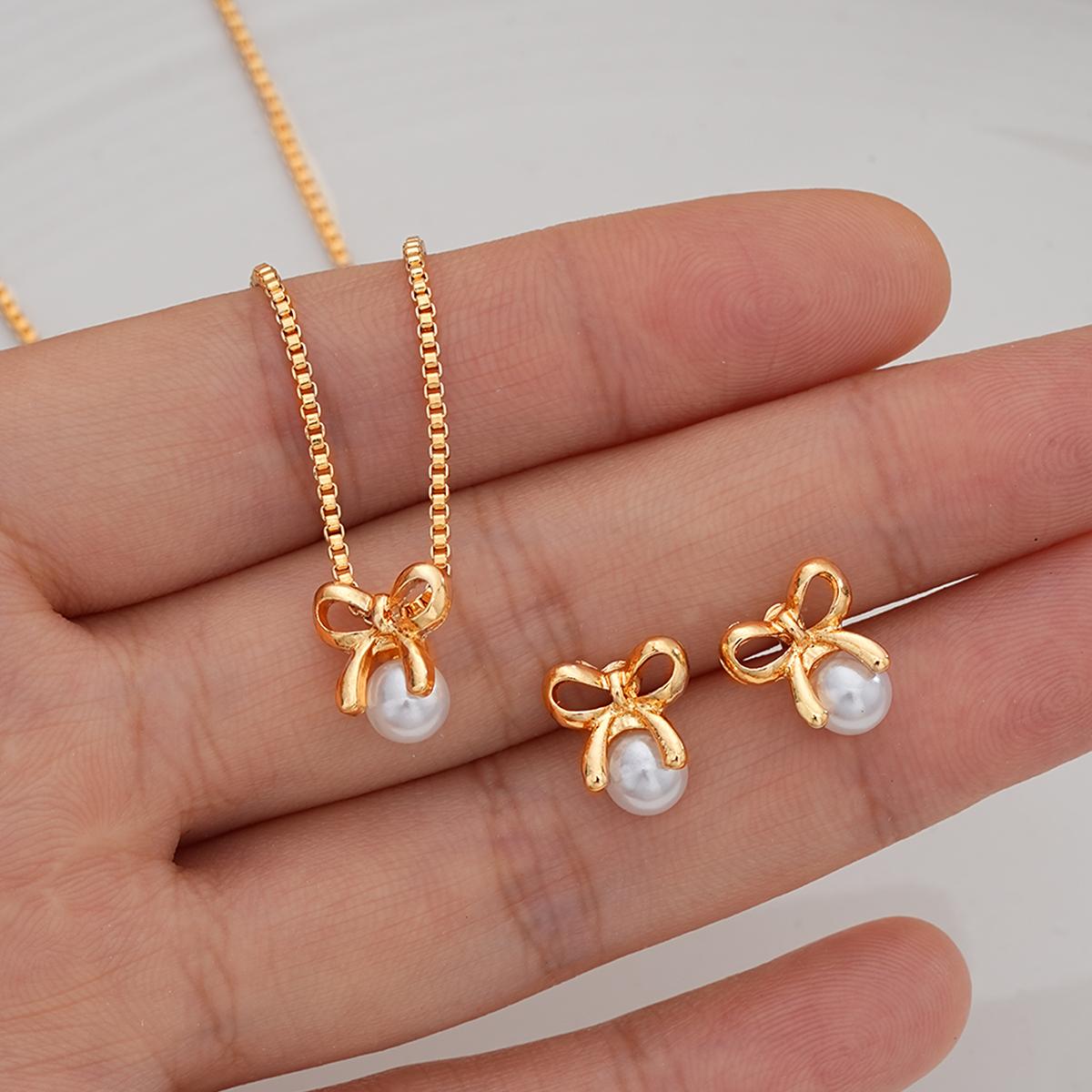3Pcs/Set Imitation Pearl Bowknot Necklaces Earrings For Women Fashion Exquisite Gold Color Necklaces Earrings Sets Wedding Gifts
3Pcs/Set Imitation Pearl Bowknot Necklaces Earrings For Women Fashion Exquisite Gold Color Necklaces Earrings Sets Wedding Gifts