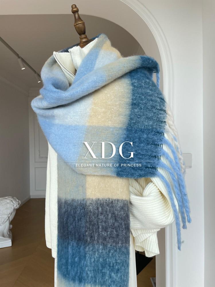 Элегантная бархатная шаль с градиентным узором в клетку: Идеально подходит для осенних и зимних путешествий.
Элегантная бархатная шаль с градиентным узором в клетку: Идеально подходит для осенних и зимних путешествий.