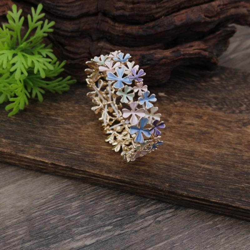 Новый эмалевый цвет полые серьги-пусеты в виде цветка, подвеска, браслет, комплект, женское осенне-зимнее высококлассное цветочное колье
Новый эмалевый цвет полые серьги-пусеты в виде цветка, подвеска, браслет, комплект, женское осенне-зимнее высококлассное цветочное колье