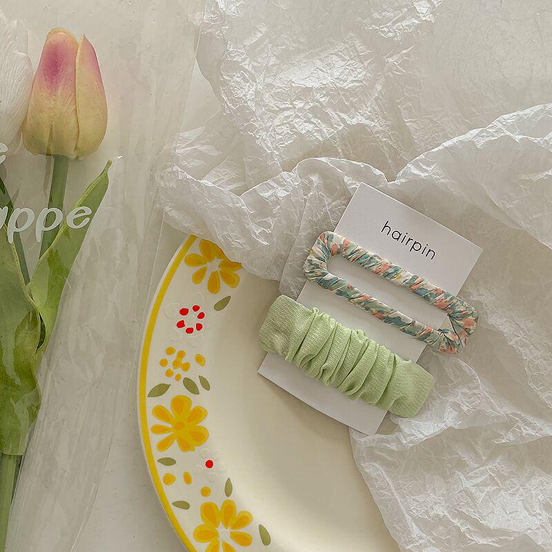 Floral Summer 2-Piece Hair Clip Set: Cute, Versatile Side & Edge Clips
Floral Summer 2-Piece Hair Clip Set: Cute, Versatile Side & Edge Clips