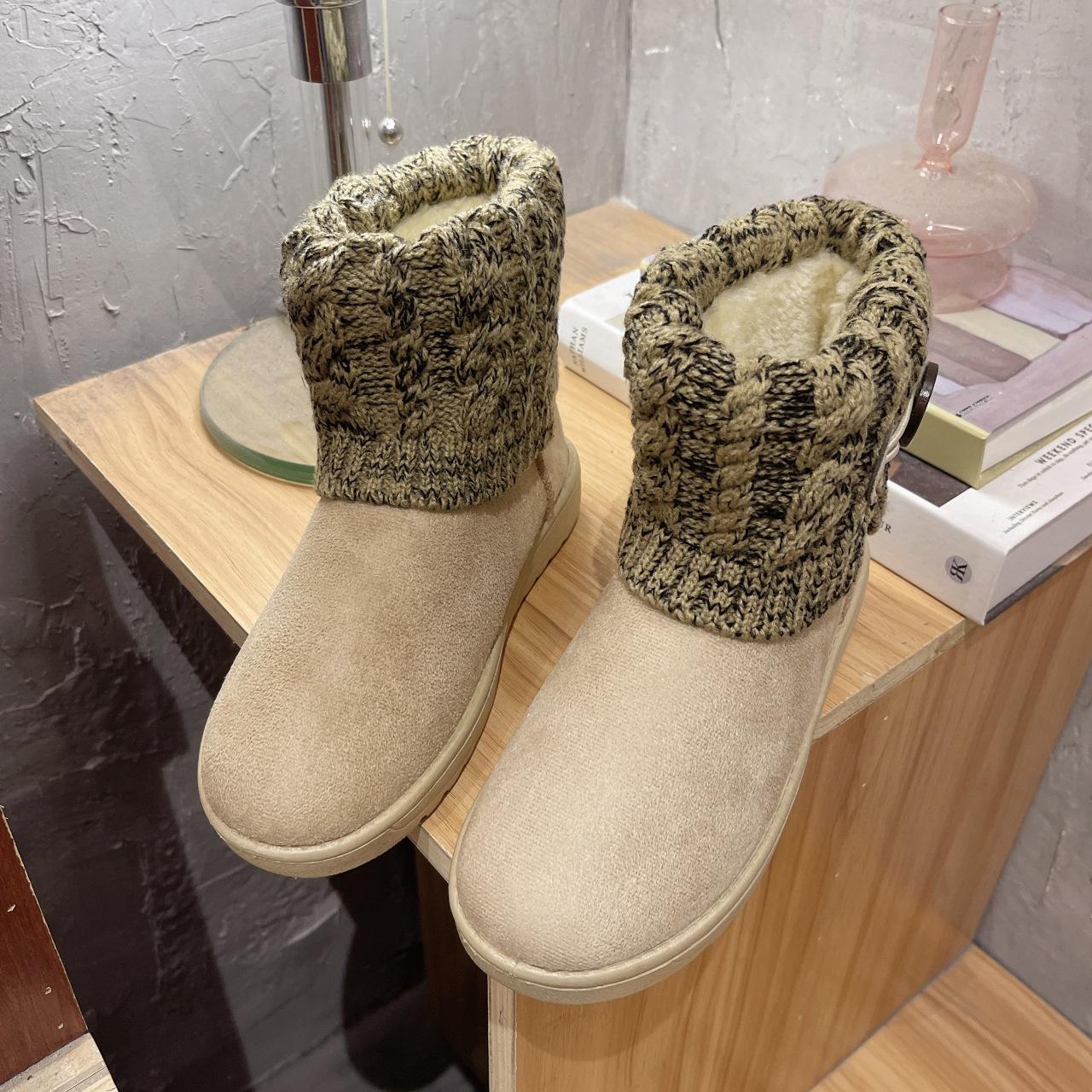 Snow cotton women s winter 2025 new warm casual short boots twist wool round head flat bottom women s boots button shoes 41 бежевый
Snow cotton women s winter 2025 new warm casual short boots twist wool round head flat bottom women s boots button shoes 41 бежевый
