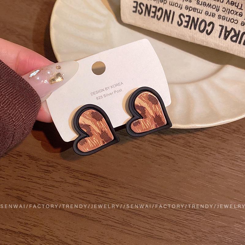 Autumn and winter new black edge leopard print love earrings women s high-end sense fashionable personalized earrings temperament earrings
Autumn and winter new black edge leopard print love earrings women s high-end sense fashionable personalized earrings temperament earrings