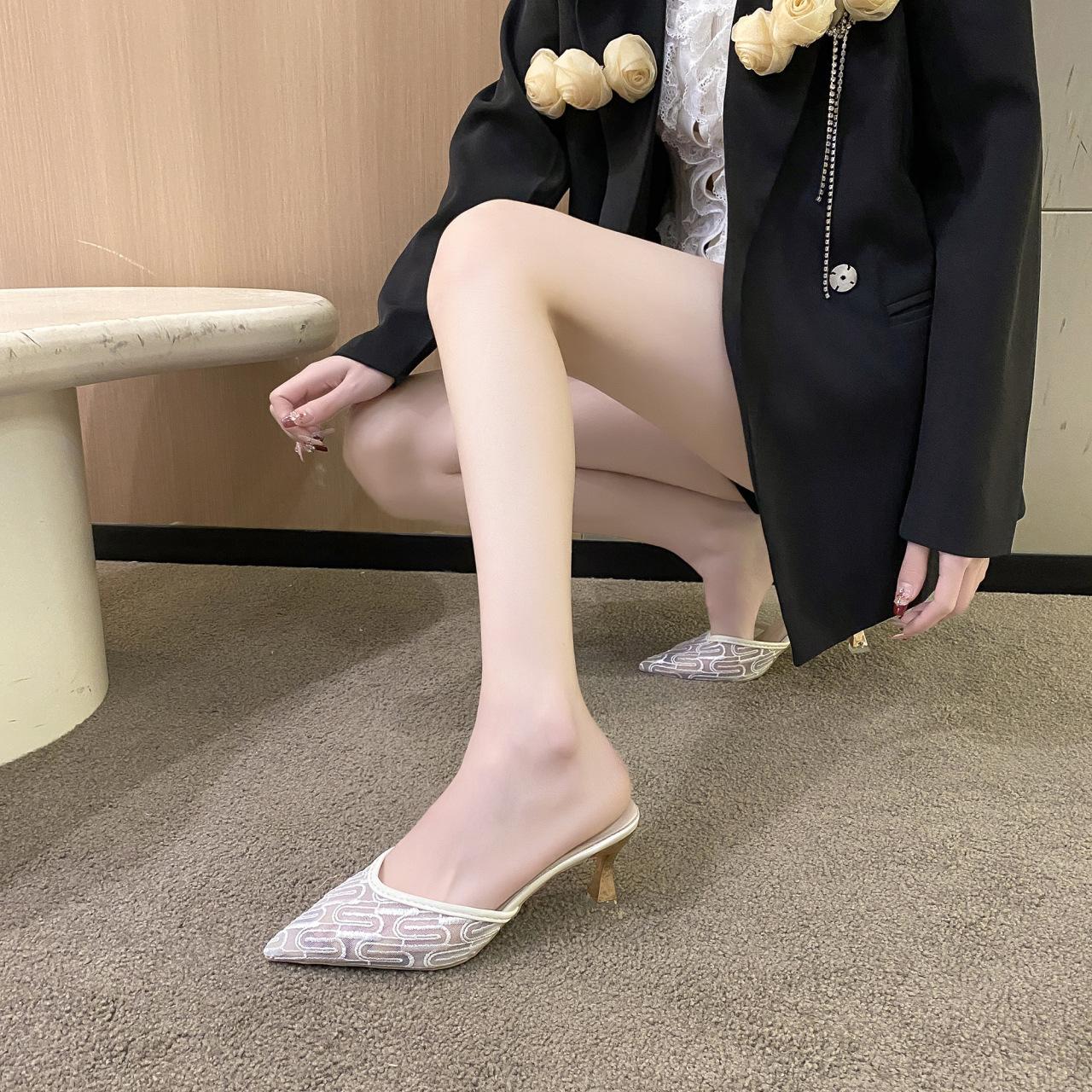 Baotou sandals girl 2025 summer new middle heel thick heel fairy style fashion low heel with skirt cool slippers woman 35
Baotou sandals girl 2025 summer new middle heel thick heel fairy style fashion low heel with skirt cool slippers woman 35