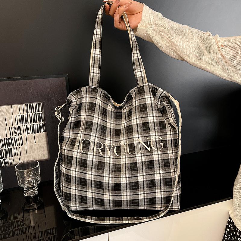 Новая повседневная простая сумка через плечо с клетчатым принтом и буквами, большая вместительная тканевая сумка для поездок на работу, сумка-тоут, сумка-мессенджер чёрный
Новая повседневная простая сумка через плечо с клетчатым принтом и буквами, большая вместительная тканевая сумка для поездок на работу, сумка-тоут, сумка-мессенджер чёрный