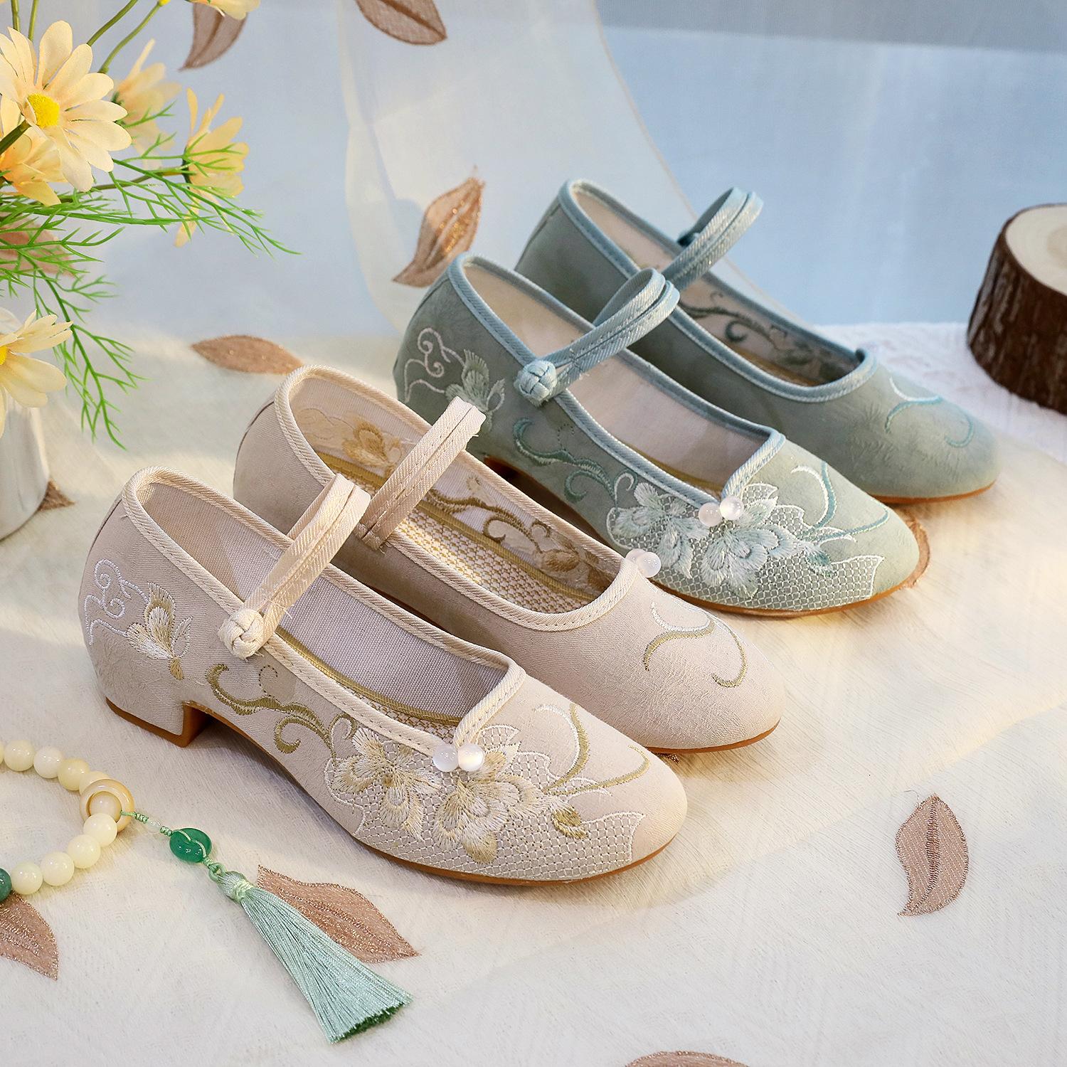 Ruoyan, the new square heel is matched with cheongsam, new Chinese Hanfu shoes, versatile ethnic style single shoes, embroidered shoes. 34 бежевый
Ruoyan, the new square heel is matched with cheongsam, new Chinese Hanfu shoes, versatile ethnic style single shoes, embroidered shoes. 34 бежевый