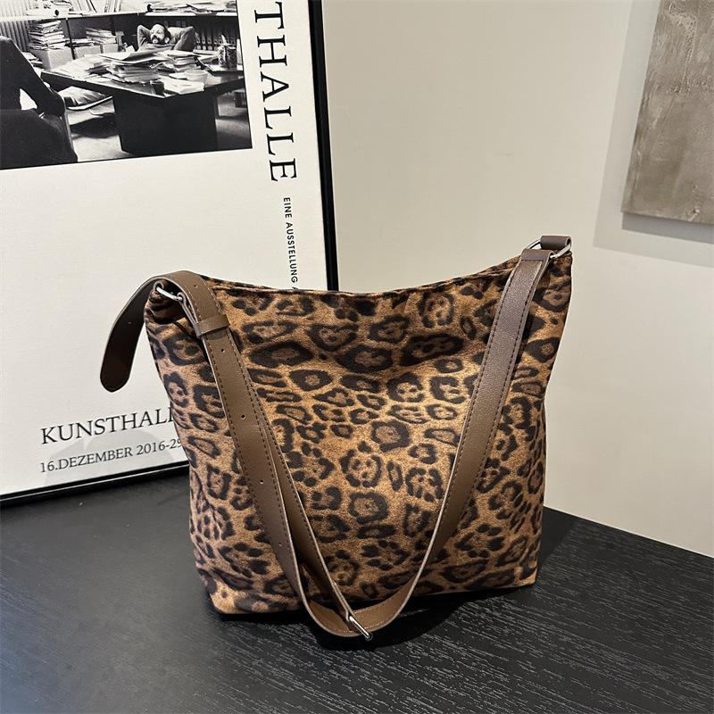Niche super fire leopard print canvas bag women 2025 new doll pendant tote bag large capacity lightweight shopping bag
Niche super fire leopard print canvas bag women 2025 new doll pendant tote bag large capacity lightweight shopping bag