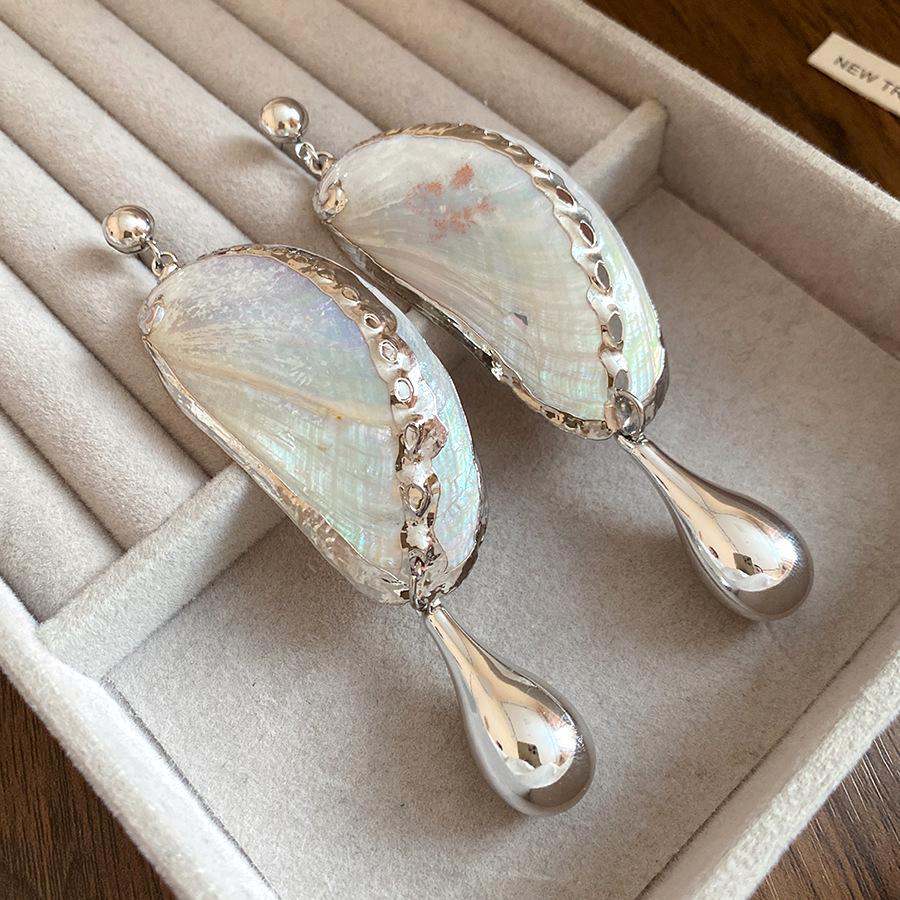 Silver needle shell water drop pendant earrings retro simple fashion stud earrings light luxury high-end earrings design sense niche
Silver needle shell water drop pendant earrings retro simple fashion stud earrings light luxury high-end earrings design sense niche