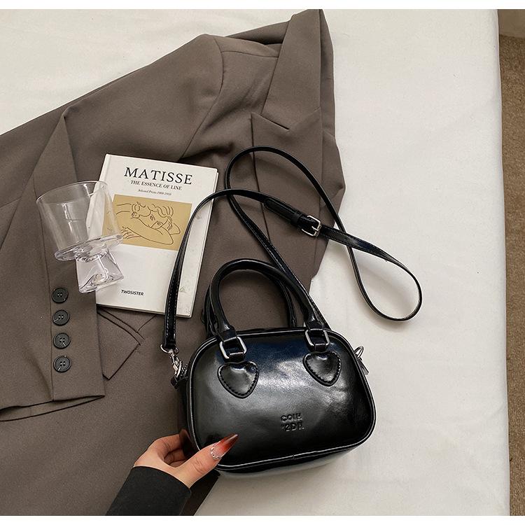 Нишевая простая сумка для бейсбола для переноски в руках, женская корейская версия, модная трендовая наплечная сумка 2025, новая универсальная сумка-мессенджер чёрный
Нишевая простая сумка для бейсбола для переноски в руках, женская корейская версия, модная трендовая наплечная сумка 2025, новая универсальная сумка-мессенджер чёрный