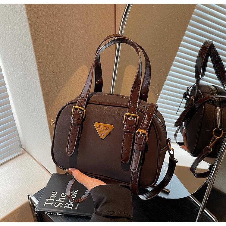 Маленькая сумка женская осенне-зимняя новая матовая ретро сумка через плечо и мессенджер портативная маленькая квадратная сумка
Маленькая сумка женская осенне-зимняя новая матовая ретро сумка через плечо и мессенджер портативная маленькая квадратная сумка