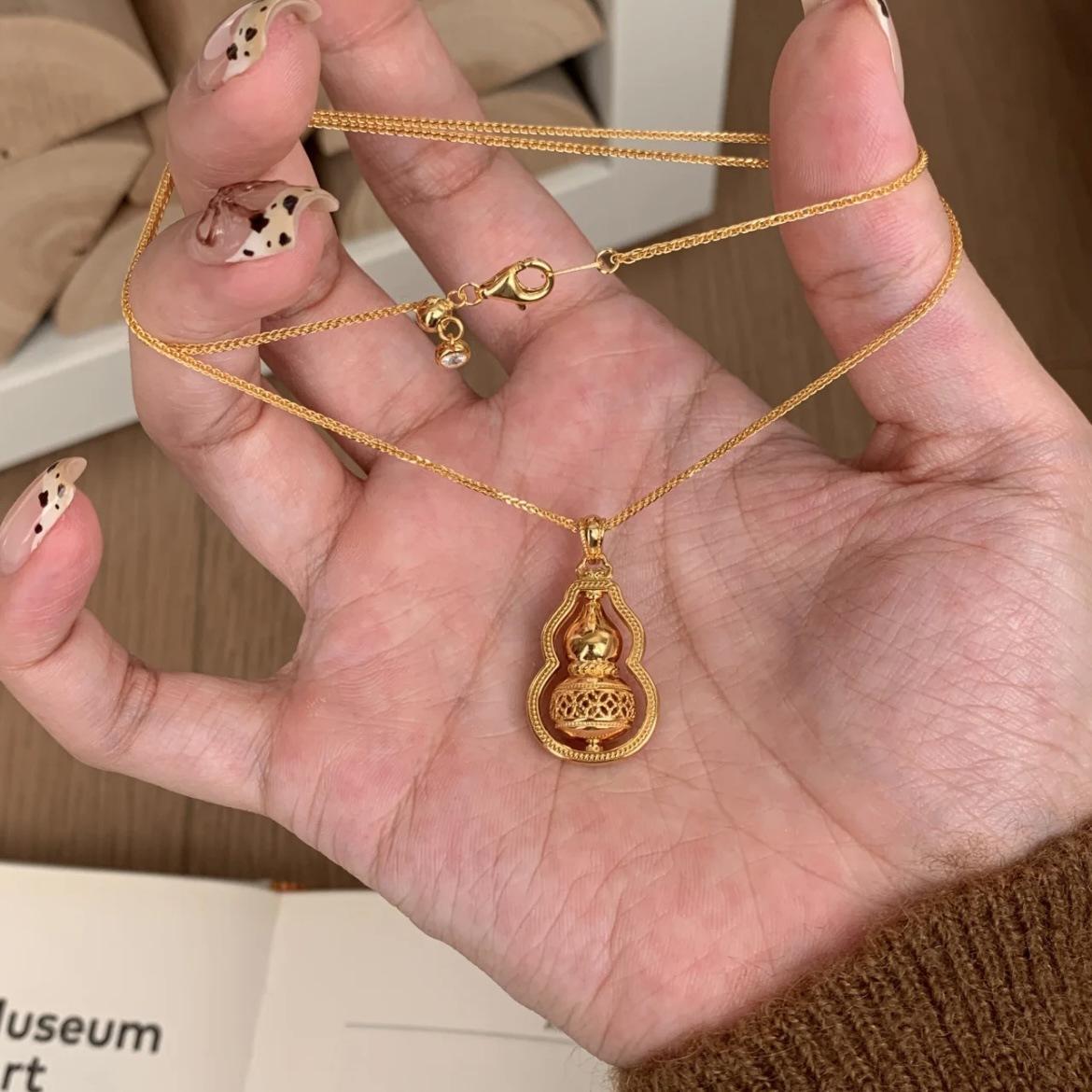 Transfer Hollow Gourd Fulu Pendant Necklace Women S Simple Clavicle Chain Pendant Ornament
Transfer Hollow Gourd Fulu Pendant Necklace Women S Simple Clavicle Chain Pendant Ornament