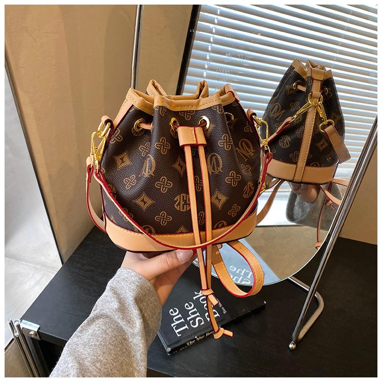 Новая мини нишевая сумка-ведро портативная женская сумка с принтом на плечо трехмерный ретро стиль универсальная сумка
Новая мини нишевая сумка-ведро портативная женская сумка с принтом на плечо трехмерный ретро стиль универсальная сумка