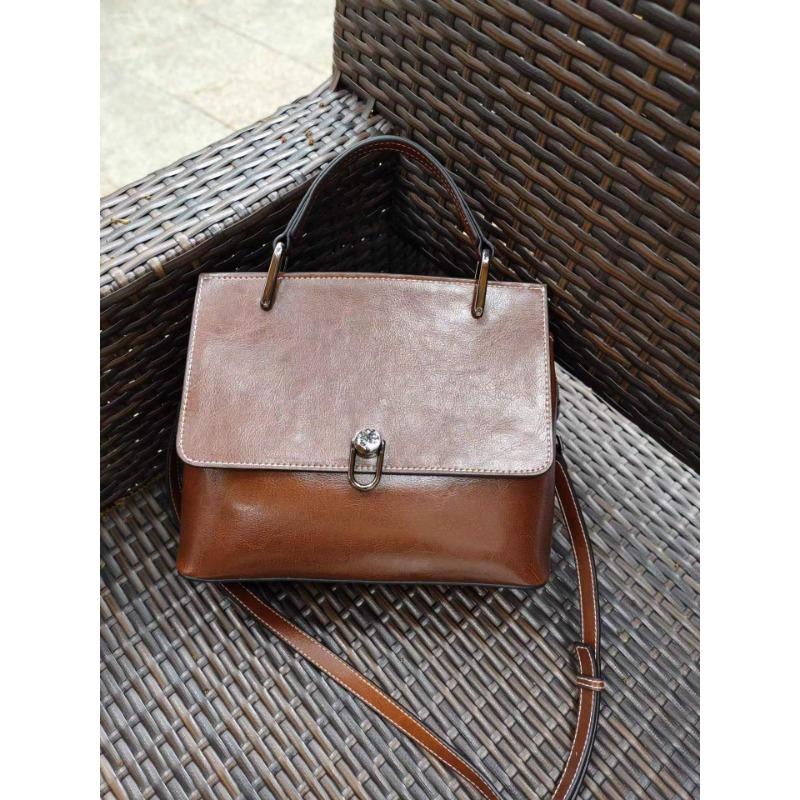 Женская сумка из натуральной кожи, весна-лето, ручная сумка через плечо, большая вместимость, сумка с замком, модная и универсальная 26*13*21
Женская сумка из натуральной кожи, весна-лето, ручная сумка через плечо, большая вместимость, сумка с замком, модная и универсальная 26*13*21