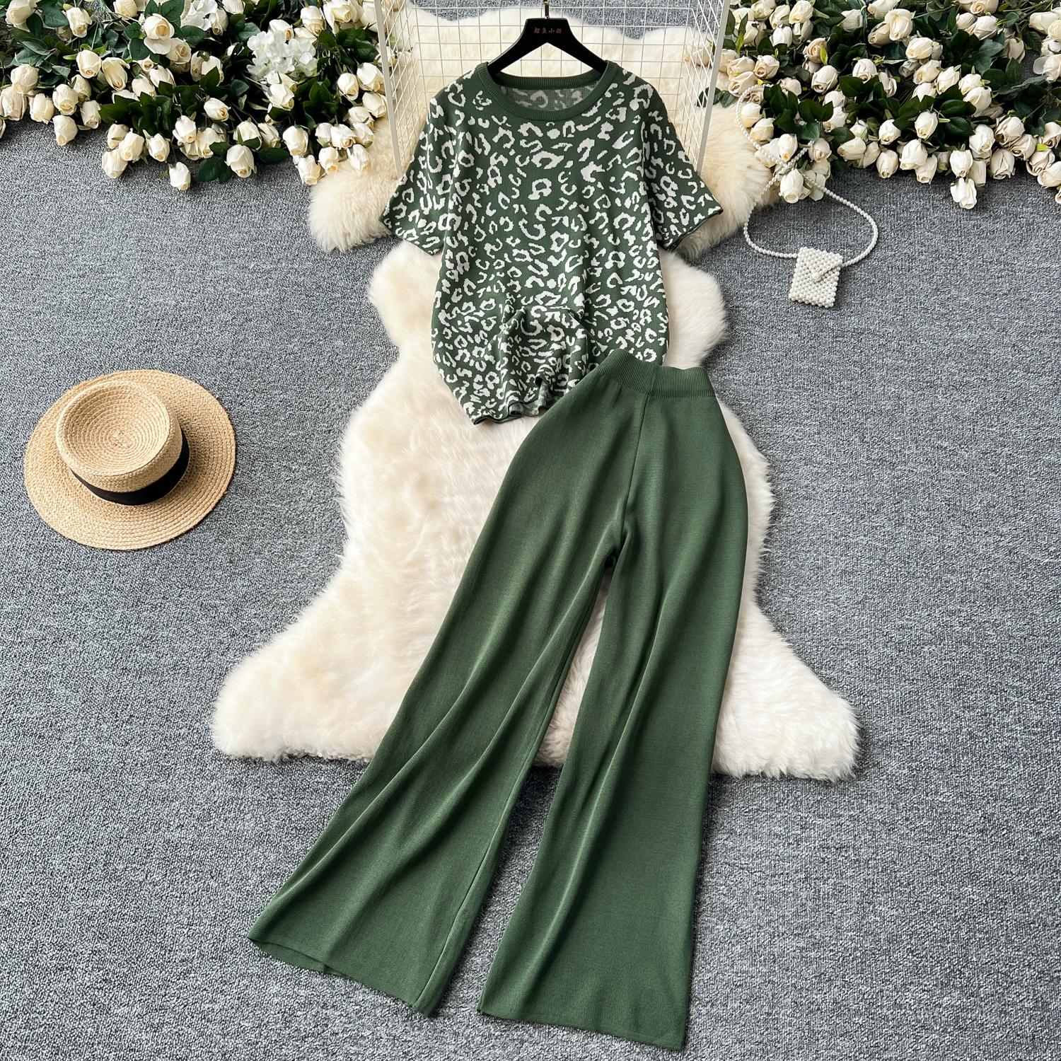 Лето-Осень Леопардовый принт Вязаный свитер Комплект Женский короткий рукав пуловер Топы + щиколотки брюки из двух частей спортивный костюм One Size зелёный
Лето-Осень Леопардовый принт Вязаный свитер Комплект Женский короткий рукав пуловер Топы + щиколотки брюки из двух частей спортивный костюм One Size зелёный