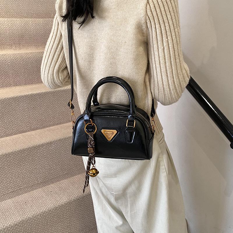 Премиальный ретро маленькая сумка женская 2025 новая осень и зима популярная универсальная сумка-мессенджер супер огонь портативная сумка для боулинга 22*7.5*13
Премиальный ретро маленькая сумка женская 2025 новая осень и зима популярная универсальная сумка-мессенджер супер огонь портативная сумка для боулинга 22*7.5*13