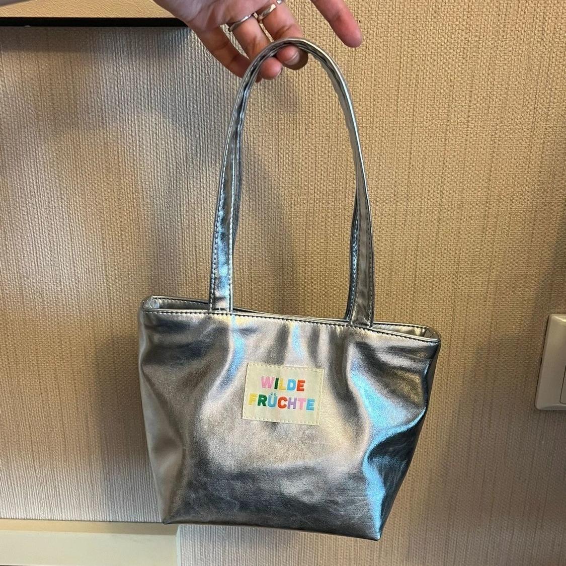 Korean Tag Letter Handbag Women Silver Leather Large Capacity Shoulder Bag Ladies Y2k Aesthetic Fashion Lightweight Underarm Bag
Korean Tag Letter Handbag Women Silver Leather Large Capacity Shoulder Bag Ladies Y2k Aesthetic Fashion Lightweight Underarm Bag