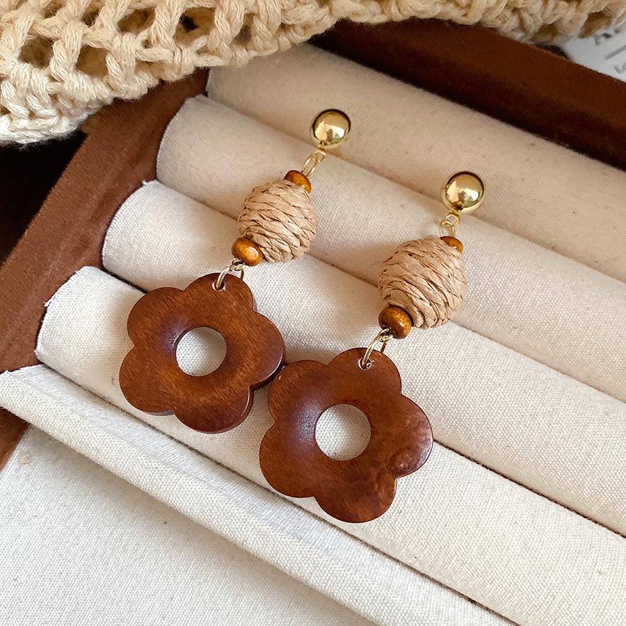 Silver needle raffia wood round pendant earrings niche design stud earrings ethnic style retro temperament earrings women
Silver needle raffia wood round pendant earrings niche design stud earrings ethnic style retro temperament earrings women