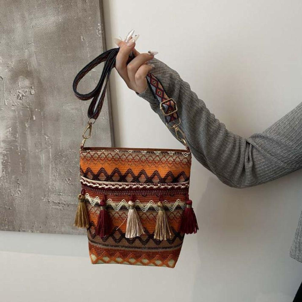 Large Capacity Fringe Shoulder Bag Woven Bohemian Phone Bag Ethnic Style Crossbody Bags Outdoor
Large Capacity Fringe Shoulder Bag Woven Bohemian Phone Bag Ethnic Style Crossbody Bags Outdoor