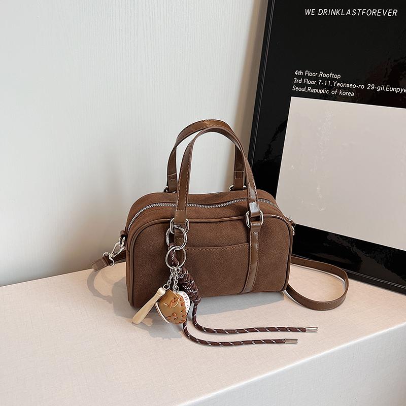 Mini Boston Top-handle Bags For Women PU Suede Pure Color Shoulder Crossbody Bag With Base Ball Pendant Luxury Handbags 23x14x9cm
Mini Boston Top-handle Bags For Women PU Suede Pure Color Shoulder Crossbody Bag With Base Ball Pendant Luxury Handbags 23x14x9cm