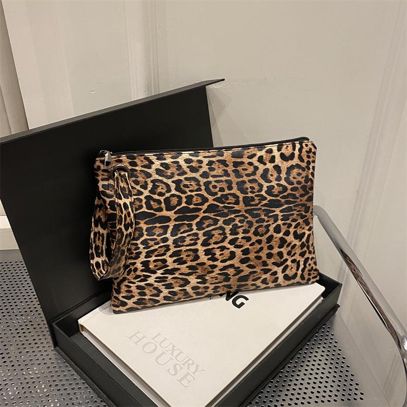 Niche design high-value bag women s 2025 versatile foreign style crocodile pattern clutch bag fashionable dancing women s envelope bag коричневий
Niche design high-value bag women s 2025 versatile foreign style crocodile pattern clutch bag fashionable dancing women s envelope bag коричневий