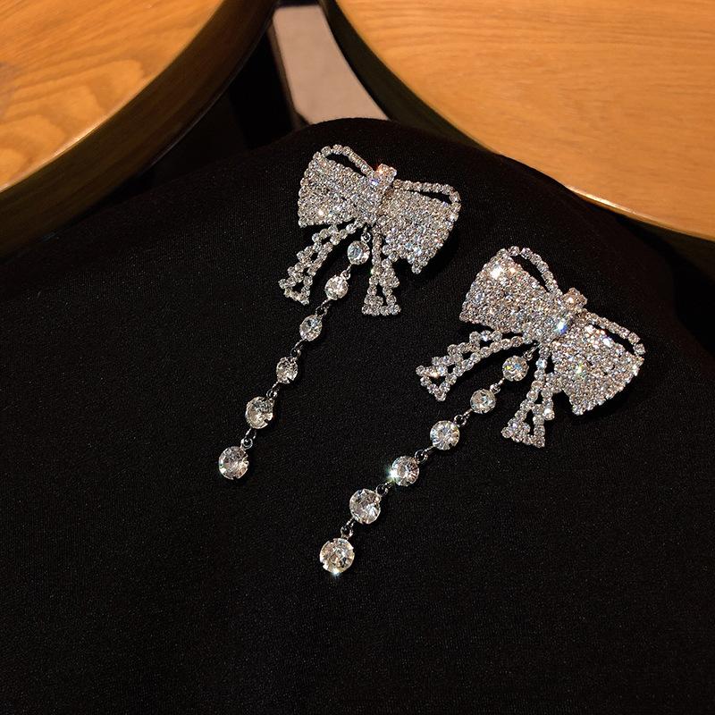 Court style fashion design full diamond bow fringed earrings Internet celebrity simple versatile stud earrings
Court style fashion design full diamond bow fringed earrings Internet celebrity simple versatile stud earrings