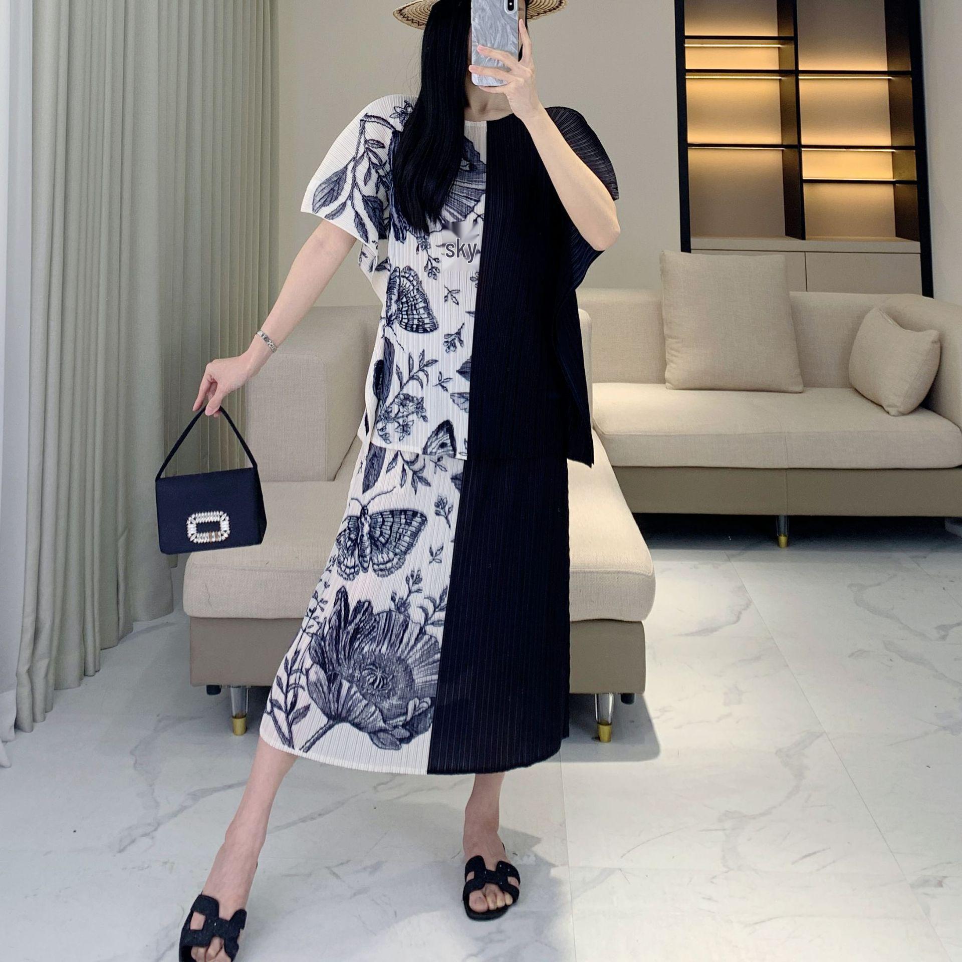 Trendy Women s Summer Pleated Top & Midi Skirt Two-Piece Set One Size (90-150 Jin)
Trendy Women s Summer Pleated Top & Midi Skirt Two-Piece Set One Size (90-150 Jin)