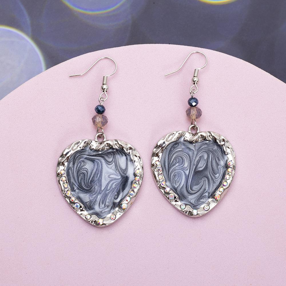 European & American Retro Heart Earrings with Diamond Inlay and Textured Alloy Finish серебряный
European & American Retro Heart Earrings with Diamond Inlay and Textured Alloy Finish серебряный