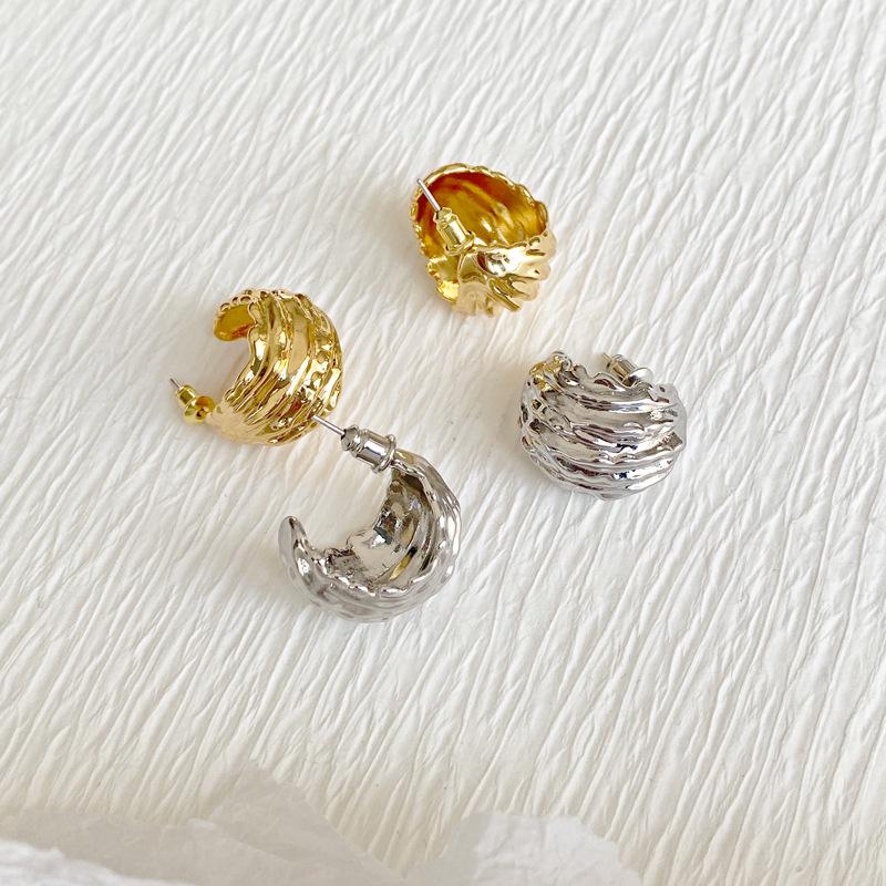 Pleated Metal Vintage Earrings: High-End, Exaggerated Hong Kong Style with European and American Flair
Pleated Metal Vintage Earrings: High-End, Exaggerated Hong Kong Style with European and American Flair