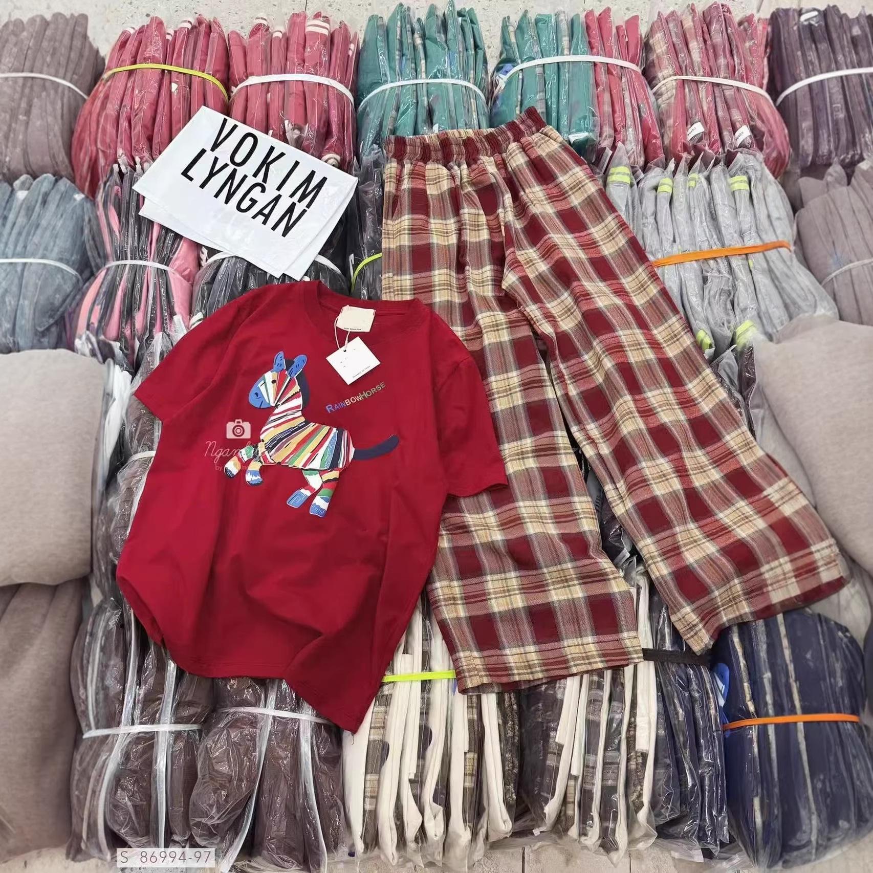 Southeast Asian Casual Unisex Two-Piece Set: Summer Plaid, Short Sleeve, Loose, Wide-Leg Pants with Little Horse Print One Size червоний
Southeast Asian Casual Unisex Two-Piece Set: Summer Plaid, Short Sleeve, Loose, Wide-Leg Pants with Little Horse Print One Size червоний
