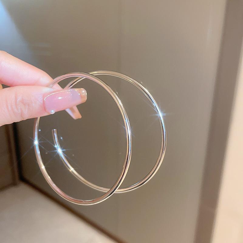 Silver needle exaggerated opening circle plain ring earrings European and American high-end metal wind earrings retro temperament earrings
Silver needle exaggerated opening circle plain ring earrings European and American high-end metal wind earrings retro temperament earrings