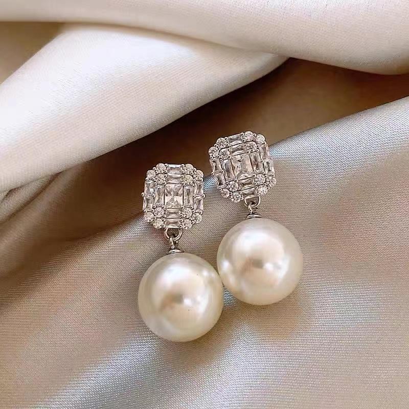 Luxury Shiny Zircon Crystal Pearl Pendant Gold Color Earrings 2026 Fashion Jewelry Party For Women s Exquisite Ear Accessories срібний
Luxury Shiny Zircon Crystal Pearl Pendant Gold Color Earrings 2026 Fashion Jewelry Party For Women s Exquisite Ear Accessories срібний