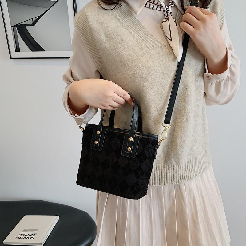 2025 Spring Fashion Versatile Portable Ladies Bucket Bag Vintage Premium Shoulder Crossbody Commuter Bag
2025 Spring Fashion Versatile Portable Ladies Bucket Bag Vintage Premium Shoulder Crossbody Commuter Bag