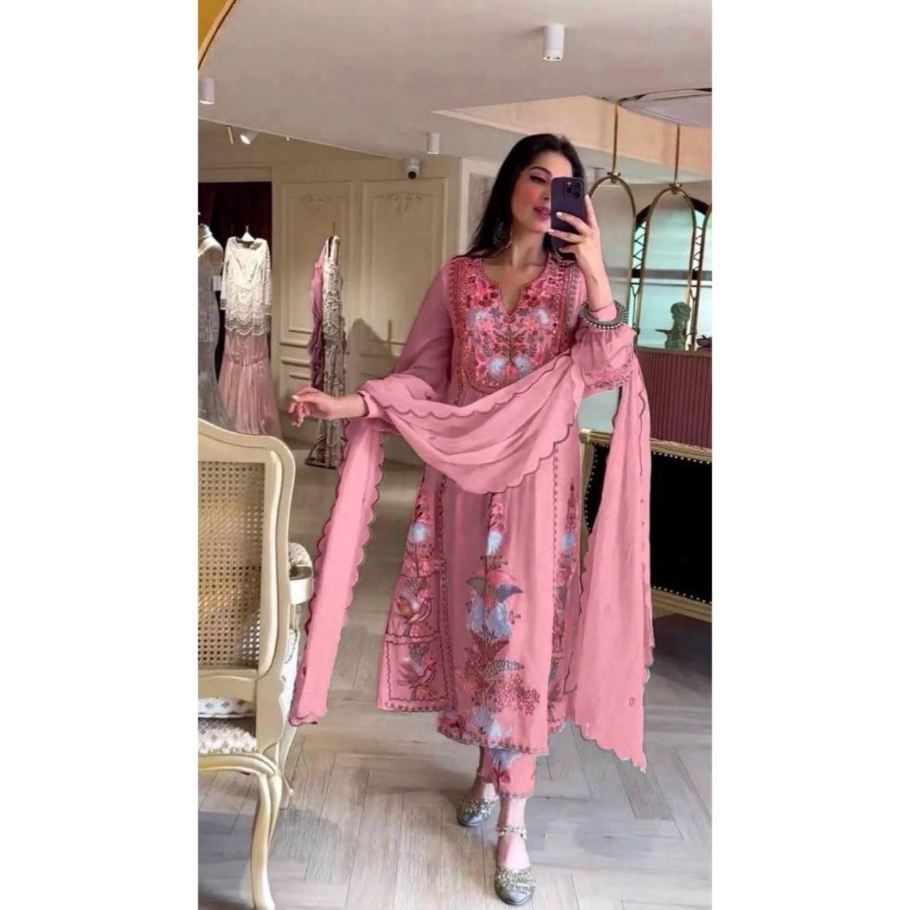 Новая привлекательная одежда для вечеринок с вышивкой разных цветов Fox Georgette Kurti Plazzo имеет стандартный крой и изготовлена из высококачественных тканей и пряжи* 
Новая привлекательная одежда для вечеринок с вышивкой разных цветов Fox Georgette Kurti Plazzo имеет стандартный крой и изготовлена из высококачественных тканей и пряжи*